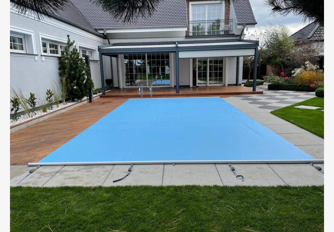 Bild enthält, Floor, Outdoors, Pool, Water, Swimming Pool, Architecture, Building, Housing, House, Aerial View