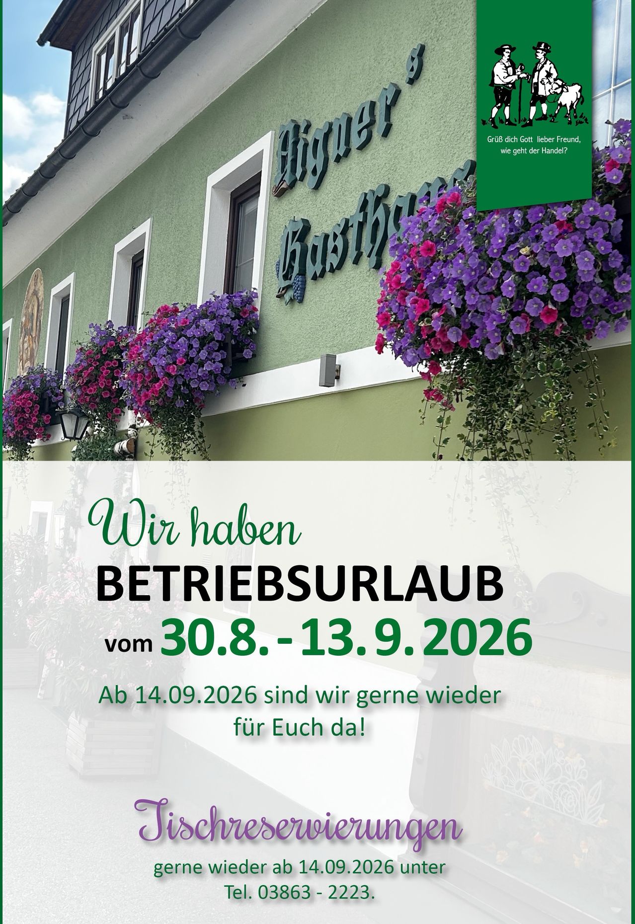 Ein grünes Gebäude mit weißen Rändern und Blumenkästen, das ein Schild mit der Aufschrift 'Wir haben Betriebsurlaub vom 30.8. - 13.9.2026' zeigt. Die Blumen sind lila und rosa.
