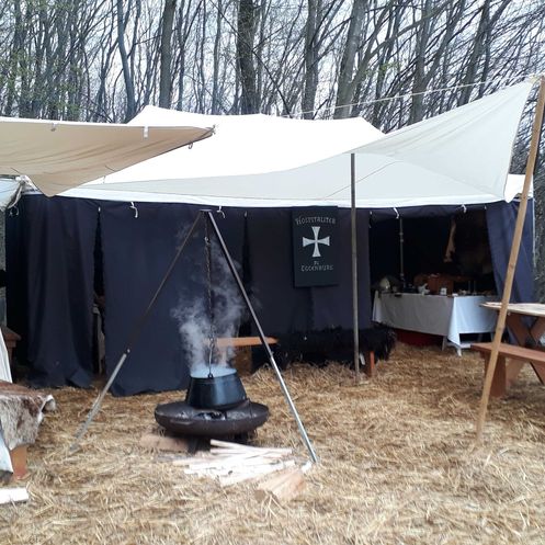 Bild enthält, Outdoors, Shelter, Tent, Camping, Arrow, Weapon, Person