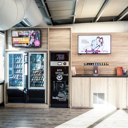 Bild enthält, Screen, Computer Hardware, Hardware, Monitor, Person, Kiosk, Indoors, Interior Design, TV, Machine