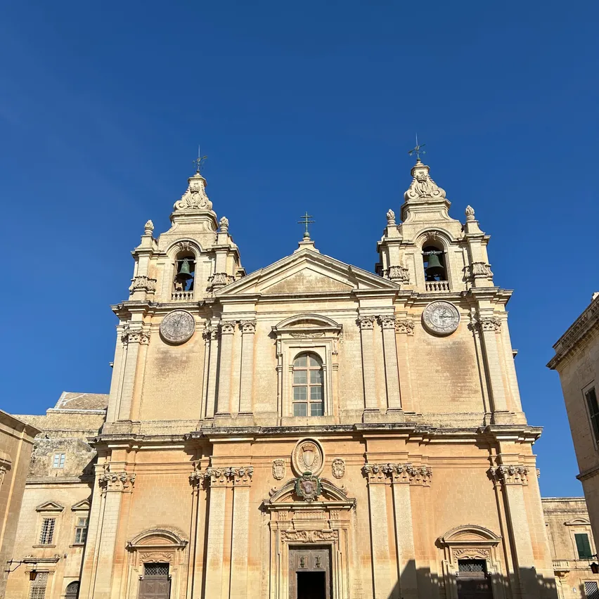 Die Basilika des Heiligen Paulus in Mdina, Malta, hat eine Barockfassade mit zwei Glockentürmen und einer zentralen Uhr.