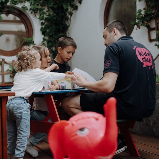 Bild enthält, Adult, Male, Man, Person, Pants, Jeans, Wood, Boy, Child, Face