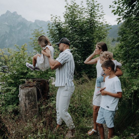 Bild enthält, Tree, Photography, Adult, Male, Man, Person, Child, Female, Girl, People