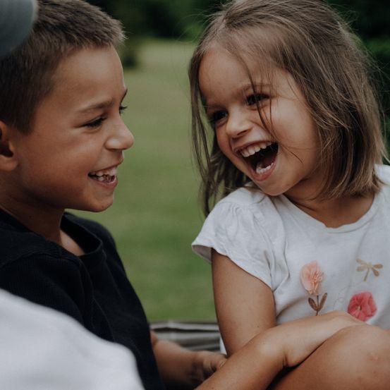 Bild enthält, Face, Head, Person, Happy, Laughing, Child, Female, Girl, Boy, Male