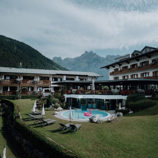 Bild enthält, Architecture, Building, Hotel, Resort, House, Housing, Villa, Pool, Swimming Pool, Water