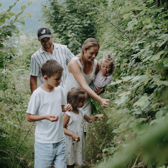 Bild enthält, Vegetation, Person, Photography, Portrait, People, Tree, Woodland, Jungle, Boy, Child