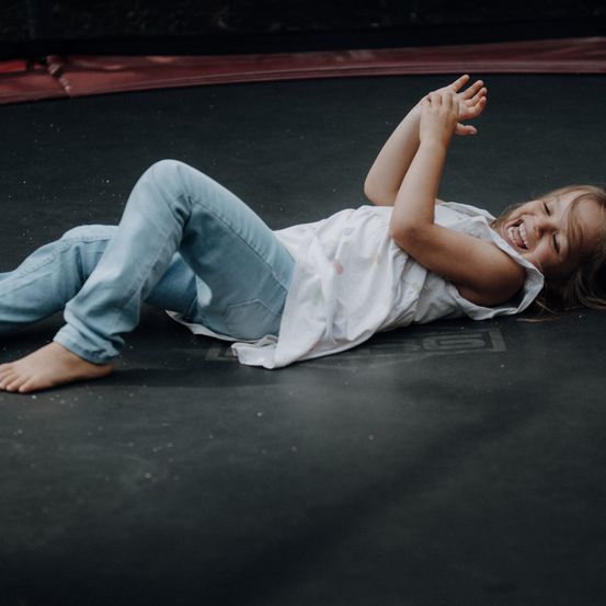 Bild enthält, Clothing, Pants, Person, Face, Head, Smile, Jeans, Finger, Hand, Photography