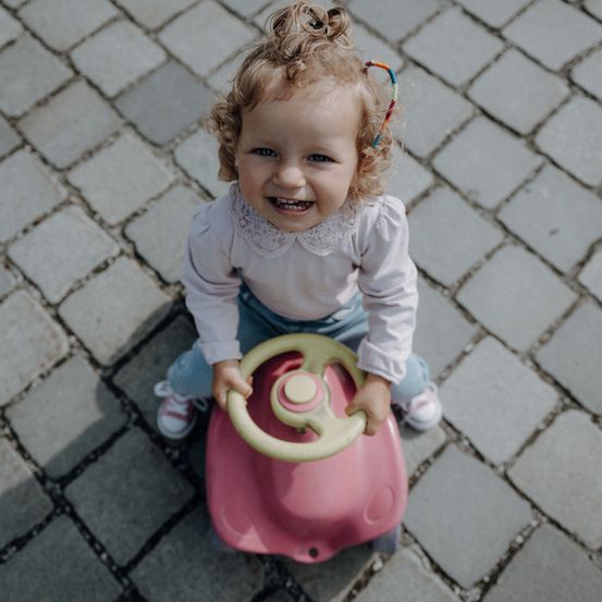 Bild enthält, Face, Head, Person, Photography, Portrait, Happy, Indoors, Smile, Path, Walkway
