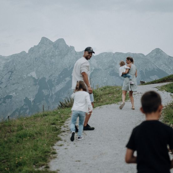 Bild enthält, Person, Walking, Shorts, Path, Boy, Child, Male, Pants, Shoe, Road