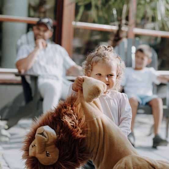 Bild enthält, Face, Happy, Head, Person, Smile, Photography, Portrait, Clothing, Shorts, Shoe