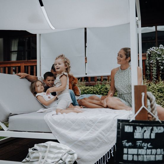 Bild enthält, Adult, Female, Person, Woman, Furniture, Bed, Bedroom, Indoors, Room, Face