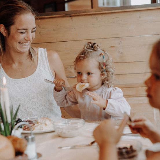 Bild enthält, People, Person, Child, Female, Girl, Eating, Fork, Face, Head, Brunch