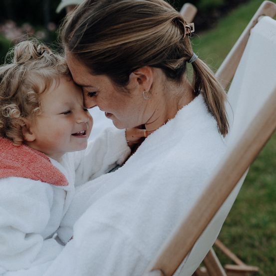 Bild enthält, Adult, Female, Person, Woman, Face, Portrait, Baby, Cricket Bat, Grass, People