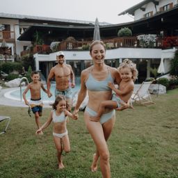 Bild enthält, Swimwear, Grass, Summer, People, Person, Shorts, Backyard, Portrait, Adult, Woman