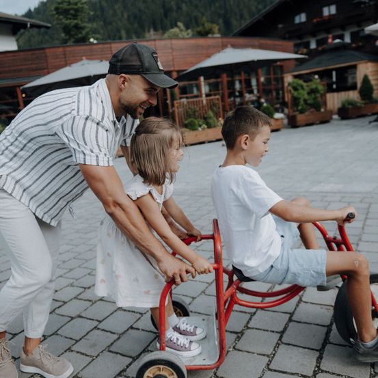 Bild enthält, Boy, Child, Male, Person, People, Female, Girl, Wheel, Shoe, Face