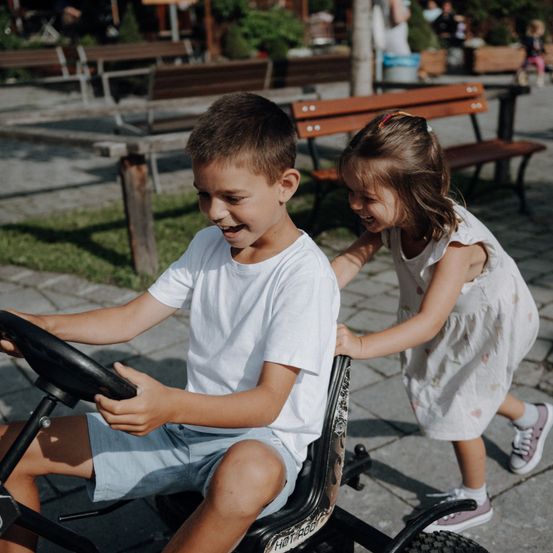 Bild enthält, Path, Walkway, Shorts, Boy, Child, Male, Person, Female, Girl, Flagstone