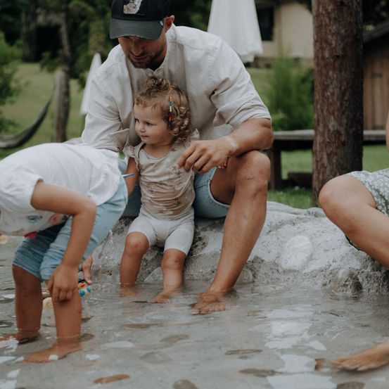 Bild enthält, Shorts, People, Person, Adult, Male, Man, Face, Photography, Portrait, Pants