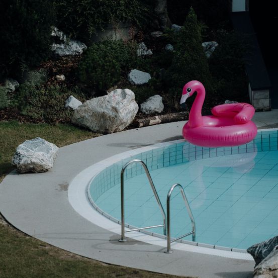 Bild enthält, Pool, Water, Architecture, Building, Hotel, Resort, Swimming Pool, Handrail, Outdoors