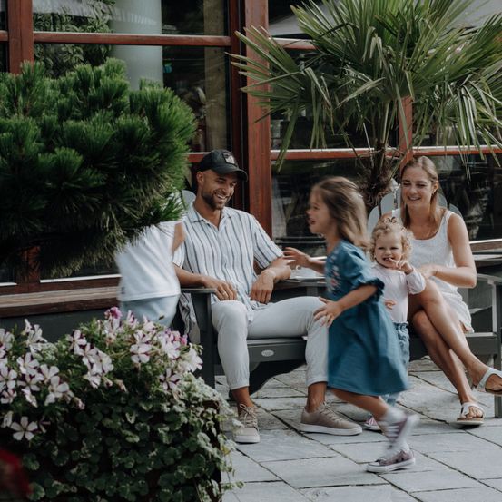Bild enthält, People, Person, Potted Plant, Walkway, Flagstone, Adult, Female, Woman, Child, Girl