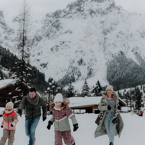Bild enthält, Nature, Outdoors, Glove, Pants, Child, Female, Girl, Person, Adult, Man