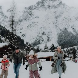 Bild enthält, Nature, Outdoors, Glove, Pants, Child, Female, Girl, Person, Adult, Man