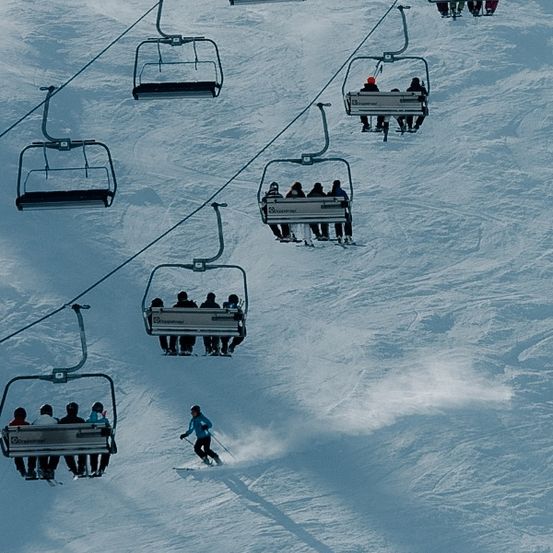 Bild enthält, Nature, Outdoors, Person, Snow, Transportation, Vehicle, Clothing, Footwear, Shoe, Helmet