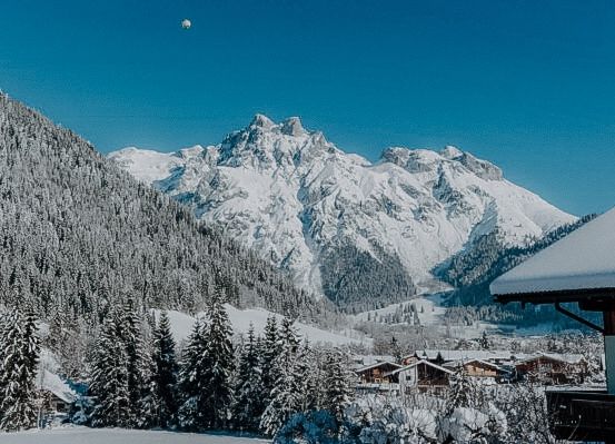 Bild enthält, Mountain, Mountain Range, Nature, Outdoors, Peak, Tree, Fir, Scenery, Ice, Volleyball (Ball)