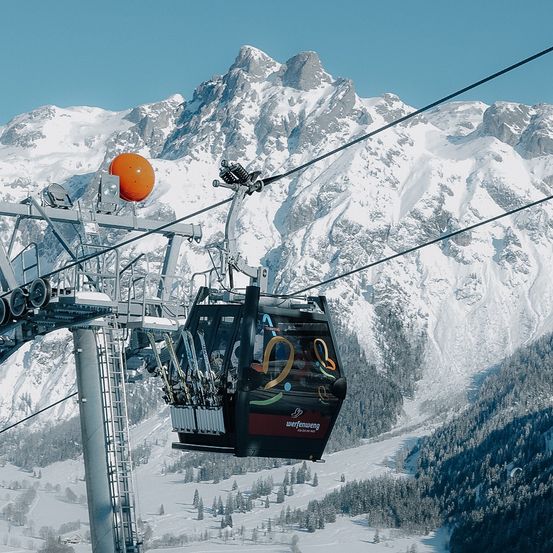Bild enthält, Nature, Outdoors, Snow, Transportation, Vehicle, Machine, Wheel, Ski Lift, Helmet