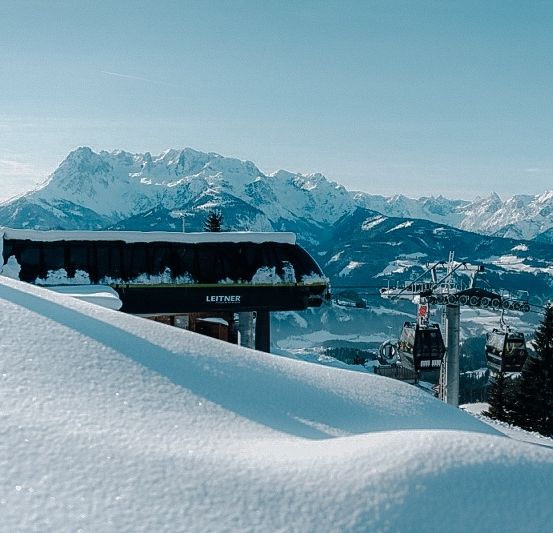 Bild enthält, Nature, Outdoors, Scenery, Mountain, Mountain Range, Peak, Snow, Machine, Wheel