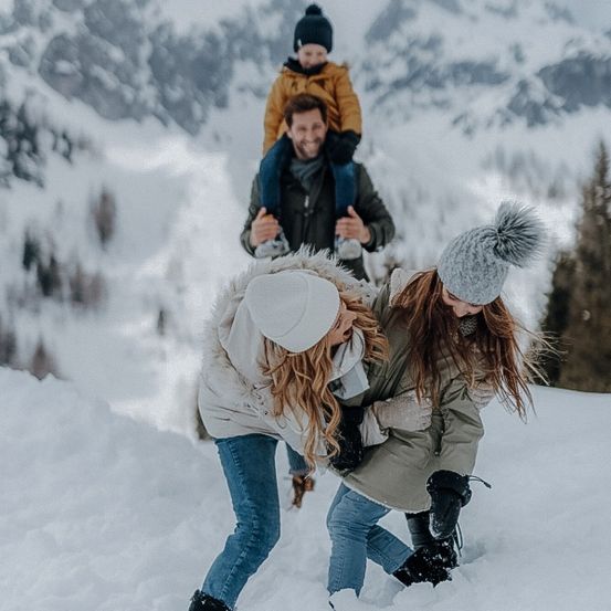 Bild enthält, Nature, Outdoors, Adult, Male, Man, Person, Snow, Shoe, Face, Snowball Fight
