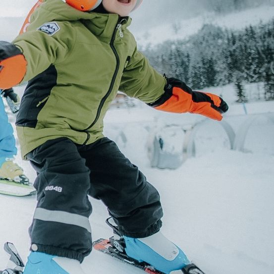 Bild enthält, Nature, Outdoors, Helmet, Boy, Child, Male, Person, Glove, Snow, Shoe