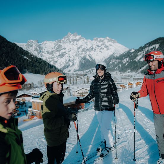 Bild enthält, Nature, Outdoors, Glove, Adult, Male, Man, Person, Helmet, Jacket, Shoe