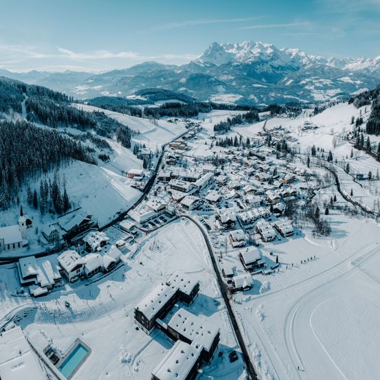 Bild enthält, Outdoors, Nature, Road, Piste, Snow, Sport, Cityscape, Scenery, Aerial View, Suburb