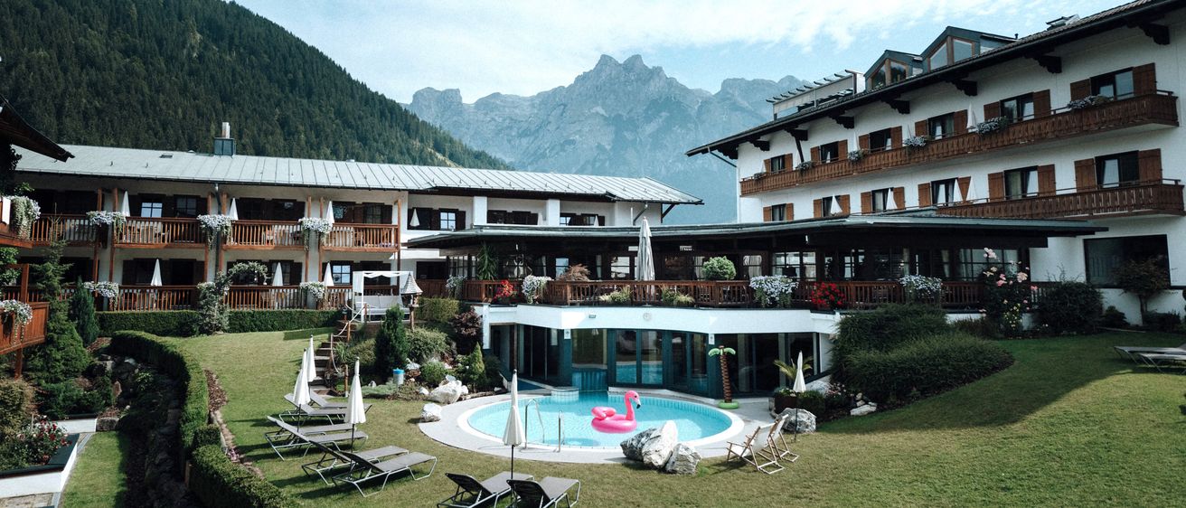 Bild enthält, Architecture, Building, Hotel, Resort, House, Housing, Villa, Chair, Furniture