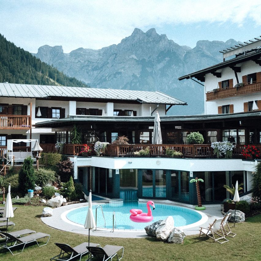 Bild enthält, Architecture, Building, Hotel, Resort, House, Housing, Villa, Chair, Furniture