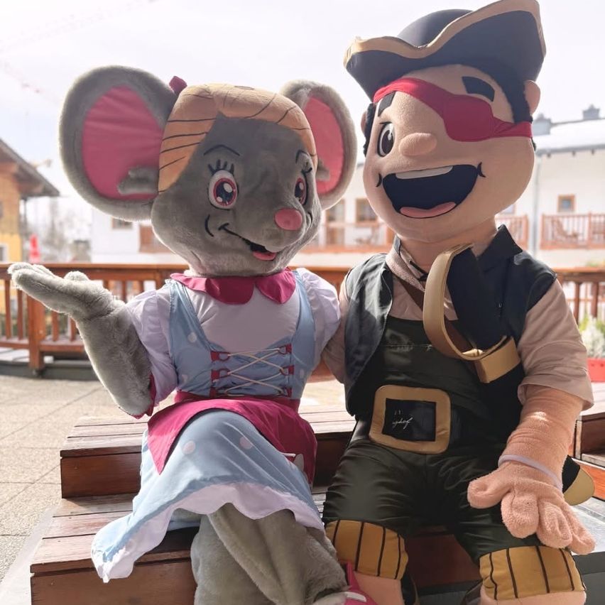 Bild enthält, Baby, Person, Face, Head, Clothing, Shorts, Glove, Toy