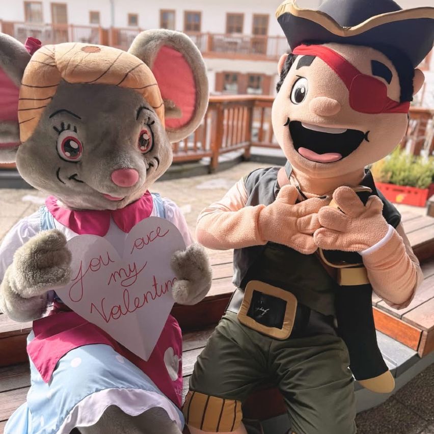 Bild enthält, Clothing, Glove, Person, Toy, Baby, Face, Head