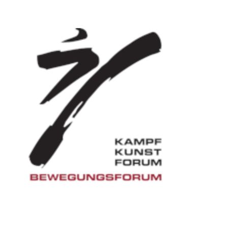 Das Bild zeigt einen stilisierten Buchstaben 'Z' in Schwarz, mit einem roten Textüberlagerung, der 'KAMPF KUNST FORUM' und 'BEWEGUNGSFORUM' lautet. Der Buchstabe 'Z' ist schräg und erscheint dynamisch.
