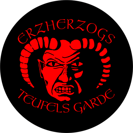 Ein kreisförmiges Emblem mit einem roten dämonischen Gesicht auf schwarzem Hintergrund. Der Text 'ERZHERZOGS TEUFELS GARDE' ist in roter gotischer Schrift um das Gesicht herum geschrieben.