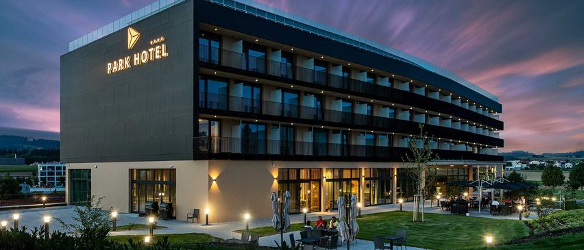 Bild enthält, Building, Office Building, Hotel, Grass, Campus, Chair, Lawn, Person, City, Convention Center