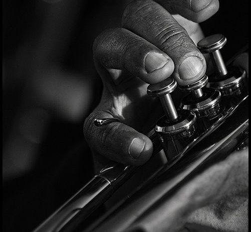 Bild enthält, Finger, Hand, Person, Firearm, Smoke Pipe, Rifle, Brass Section, Horn, Trumpet, Baby