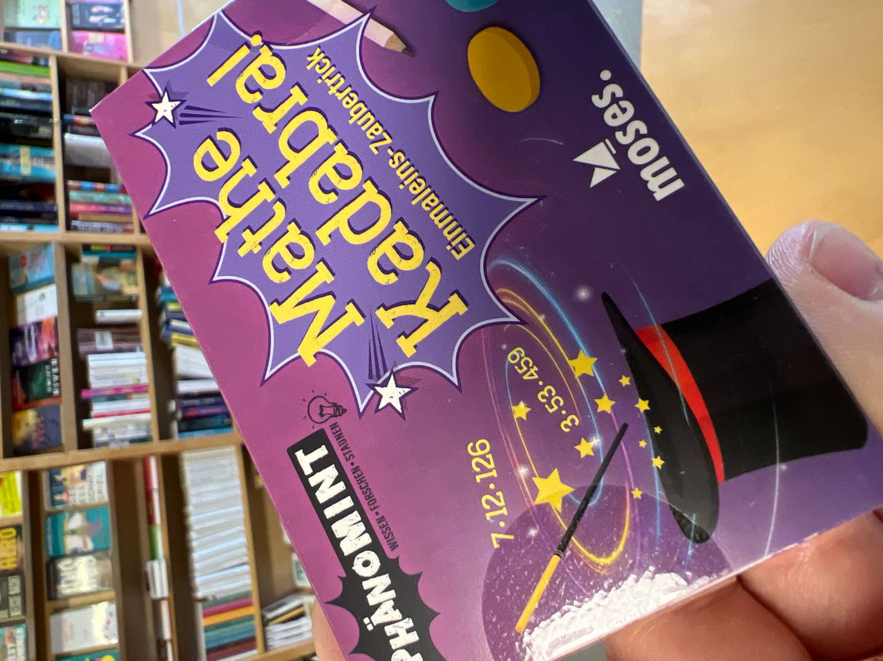 Nahzaubern für Kinder von Timon Meyer mit einem lilafarbenen Cover, das einen Zauberhut und einen Zauberstab zeigt, mit einem Preisschild von 7.12.29.