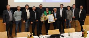 Bild enthält, People, Person, Blazer, Coat, Jacket, Cup, Shoe, Pen, Adult, Man