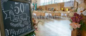 Bild enthält, Blackboard, Floor, Indoors, Person, Flower, Plant, Restaurant