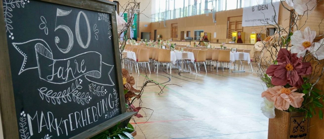 Bild enthält, Blackboard, Floor, Indoors, Person, Flower, Plant, Restaurant