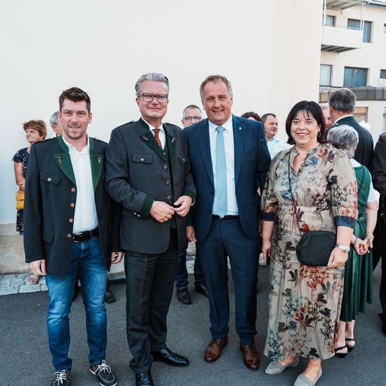 Bild enthält, Groupshot, Person, Adult, Female, Woman, Pants, Jeans, Male, Man, Shoe