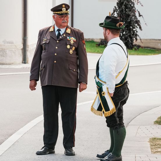 Bild enthält, Officer, Person, Coat, Adult, Male, Man, Tie, Fire Hydrant, Shoe, Military Officer