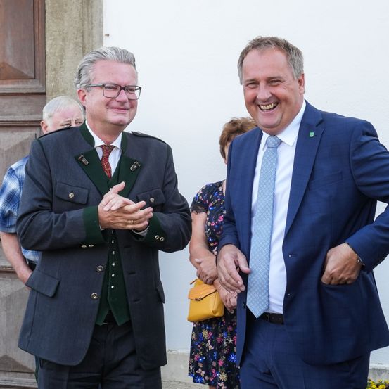 Bild enthält, Blazer, Coat, Jacket, Adult, Male, Man, Person, Tie, Suit, People