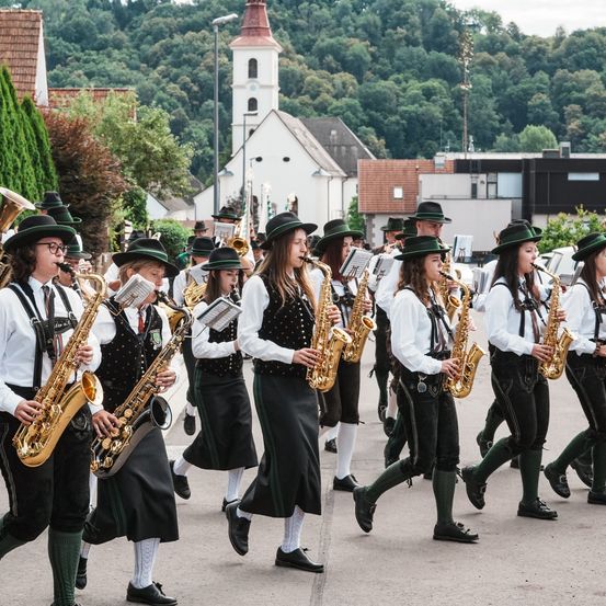 Bild enthält, People, Person, Group Performance, Music Band, Marching, Female, Girl, Teen, Adult, Woman
