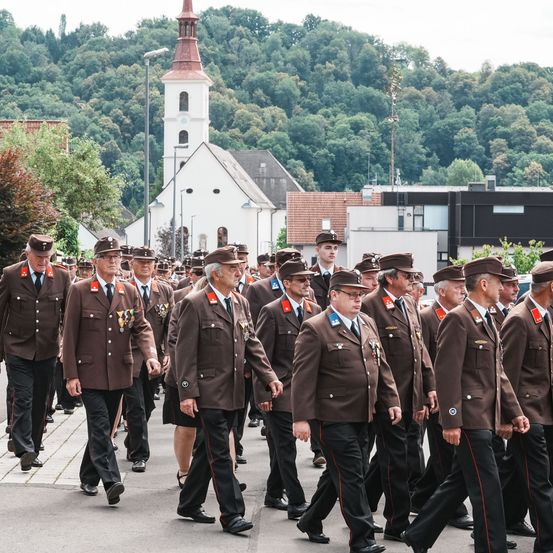 Bild enthält, People, Person, Adult, Male, Man, Skirt, Coat, Officer, Marching, Shoe